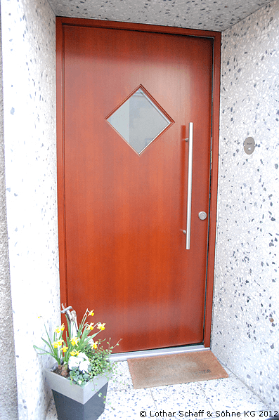 Haustür in Mahagoni außen furniert und innen weiß lackiert mit Ornamentik