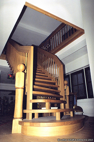 Treppe im Erdgeschoss, große Laufbreite, sehr belastbar, asymmetrisch