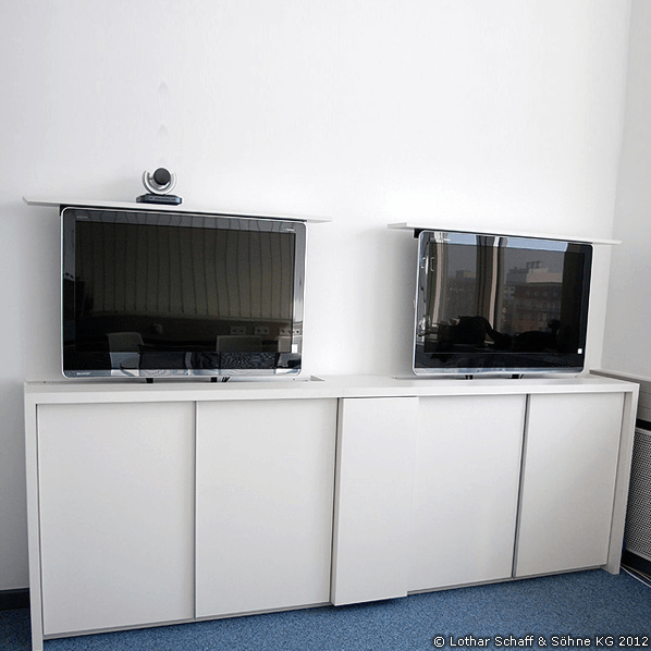 Schrank mit 2 versenkbaren Fernsehern im Konferenzraum für Videokonferenzen