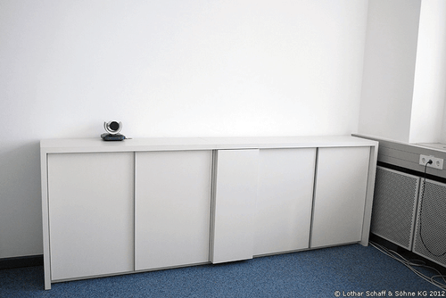 Schrank mit 2 versenkbaren Fernsehern im Konferenzraum für Videokonferenzen