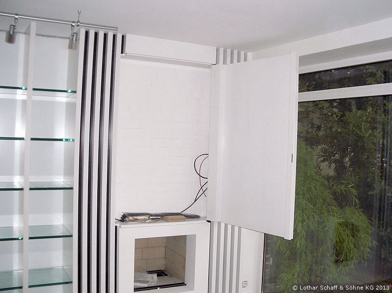 Weißer Wandschrank für Fernseher im Wohnraum