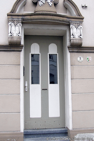 Alte Eingangstür mit zwei Fenstern