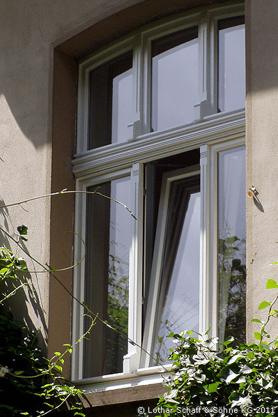 Neues Stichbogenfenster mit Oberlicht in weiß