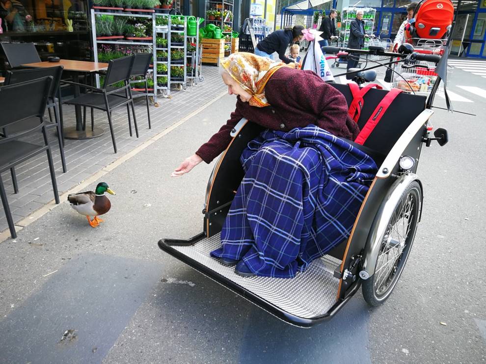 Rikschas für Oberfranken: Seniorin füttert Ente