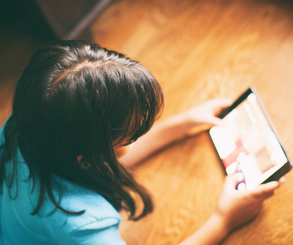 Kind mit Tablet