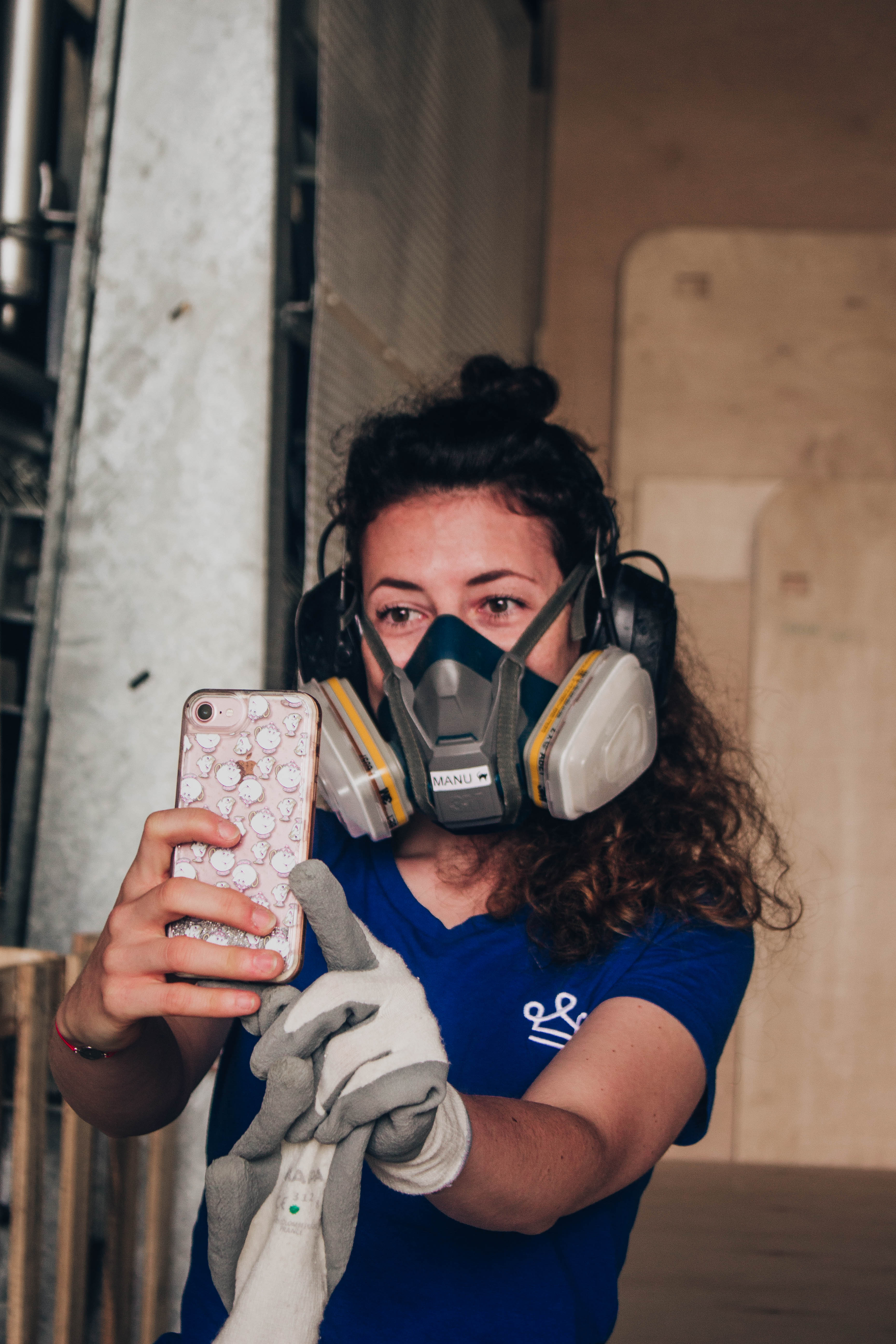 Selfie dans un atelier de fabricant de mobilier de bureau