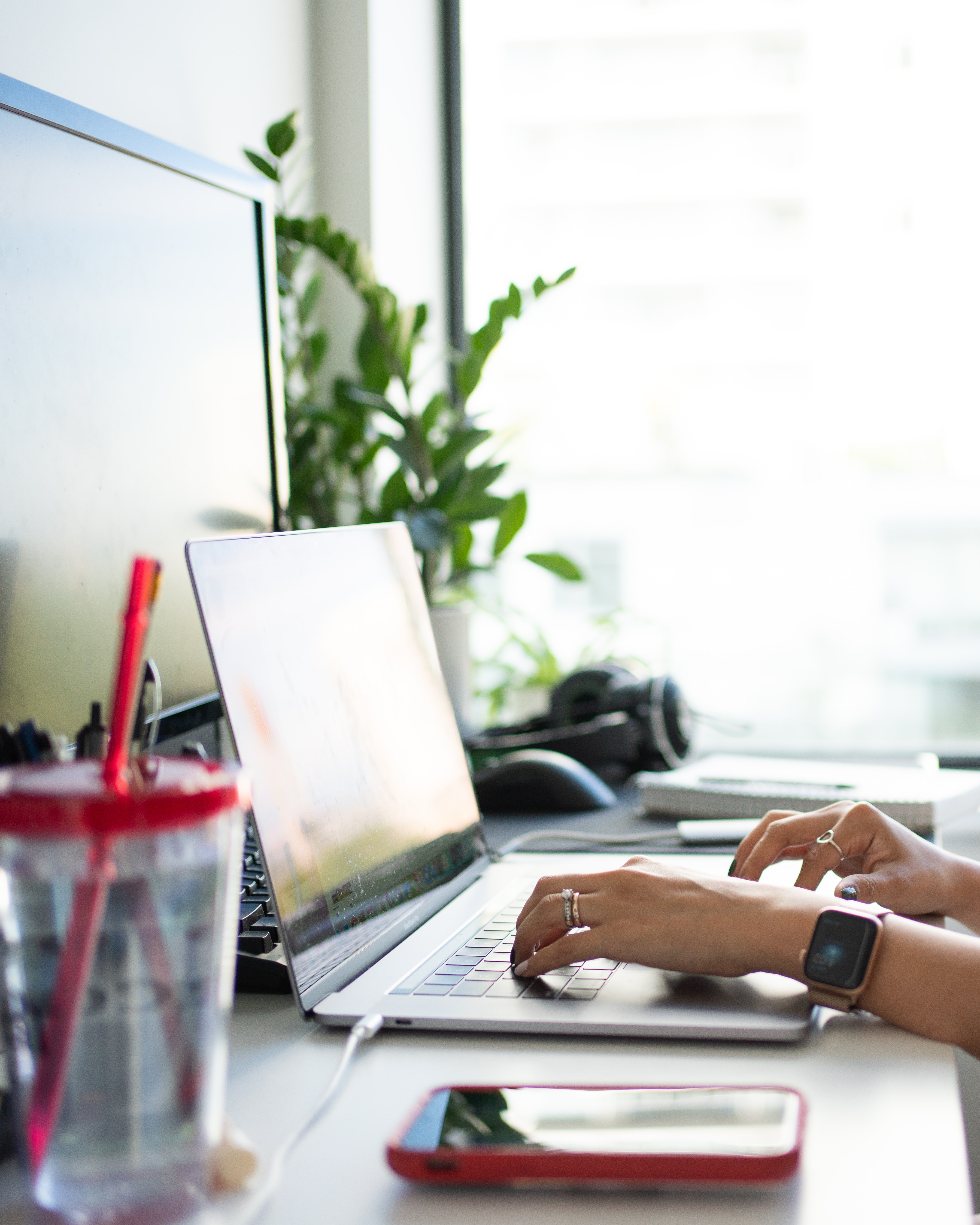 Personne qui travaille sur un ordinateur durant une journée de télétravail