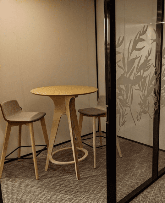 Mobilier de bureau informel : table haute et chaise en bois de bouleau de chez LOUIS