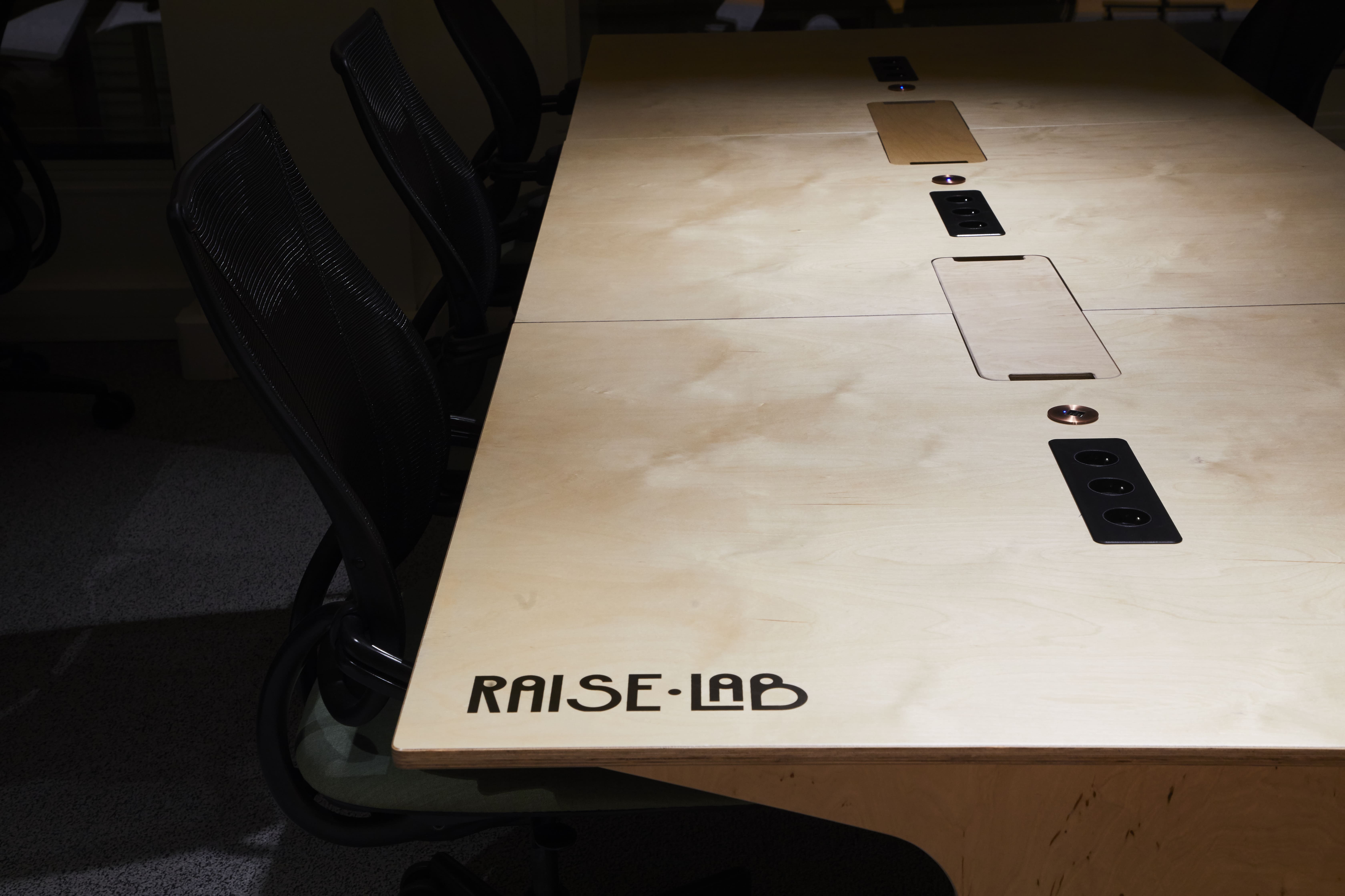 Bureau de Louis, en bois de bouleau, avec la personnalisation du logo RaiseLab à la sérigraphie