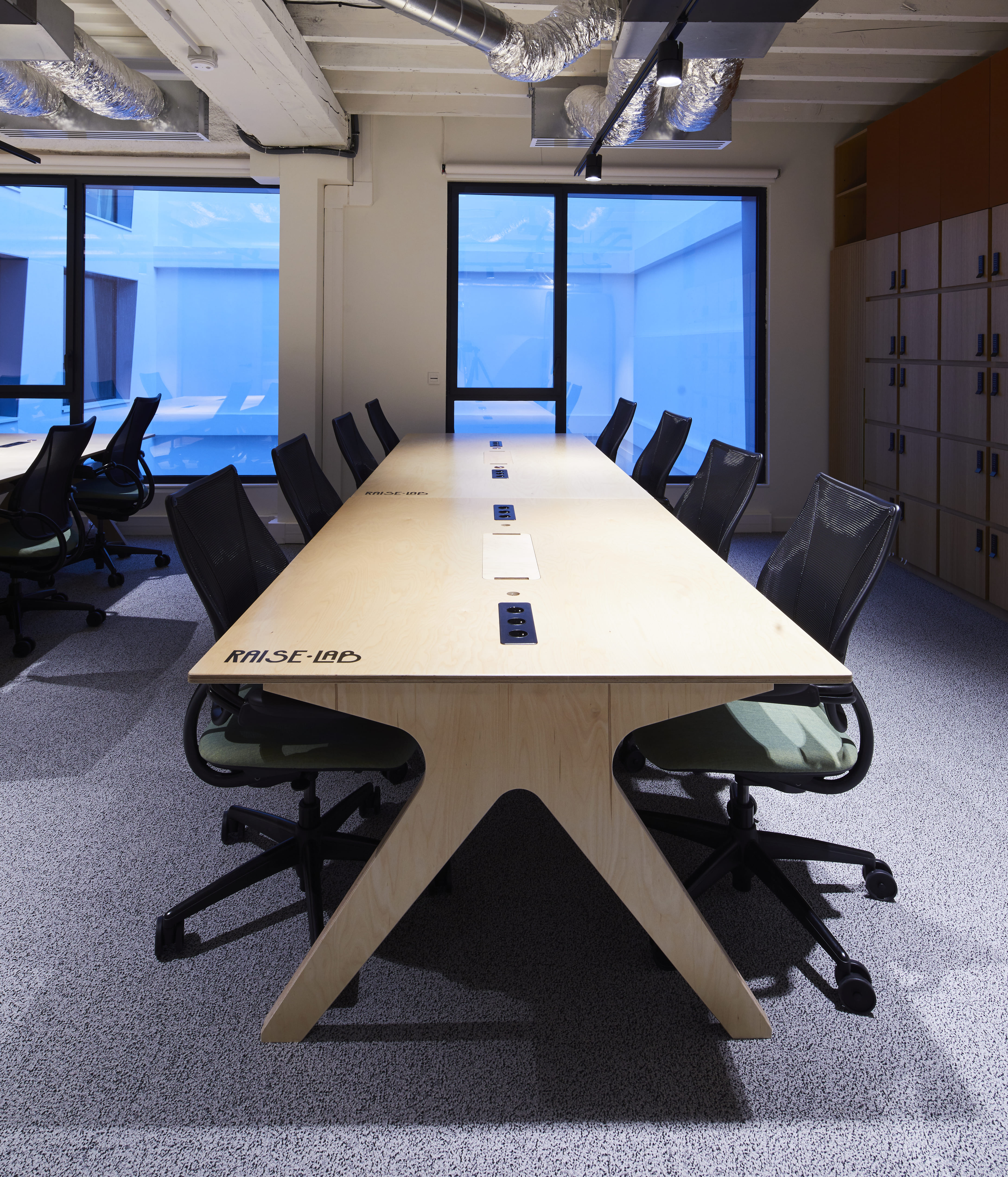 Les benchs, bureaux partagés, de LOUIS dans un open space chez RaiseLab