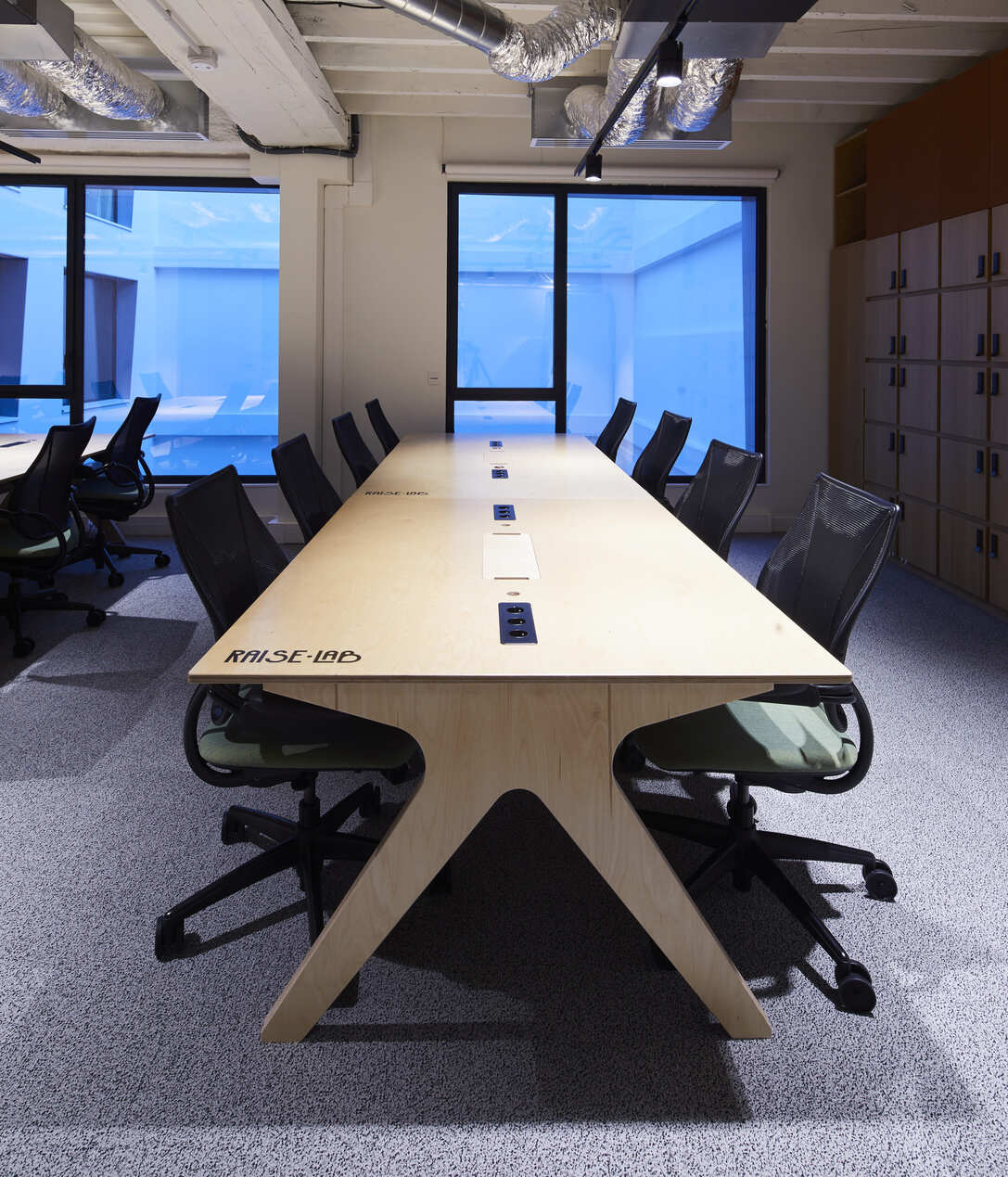 Un bench dans un espace coworking avec des sièges de bureau