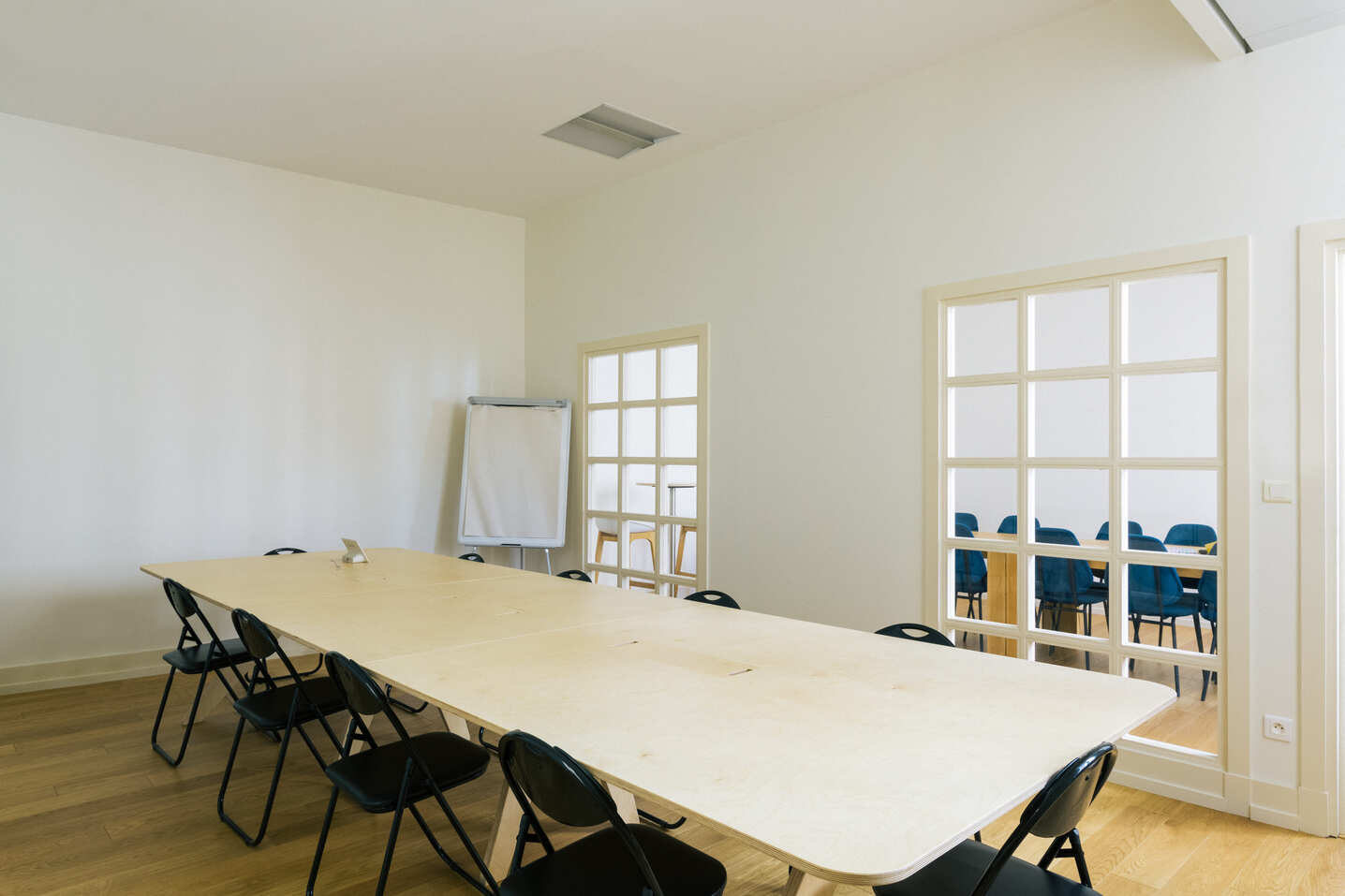 salle de réunion avec une table de réunion pouvant acceuillir dix personne