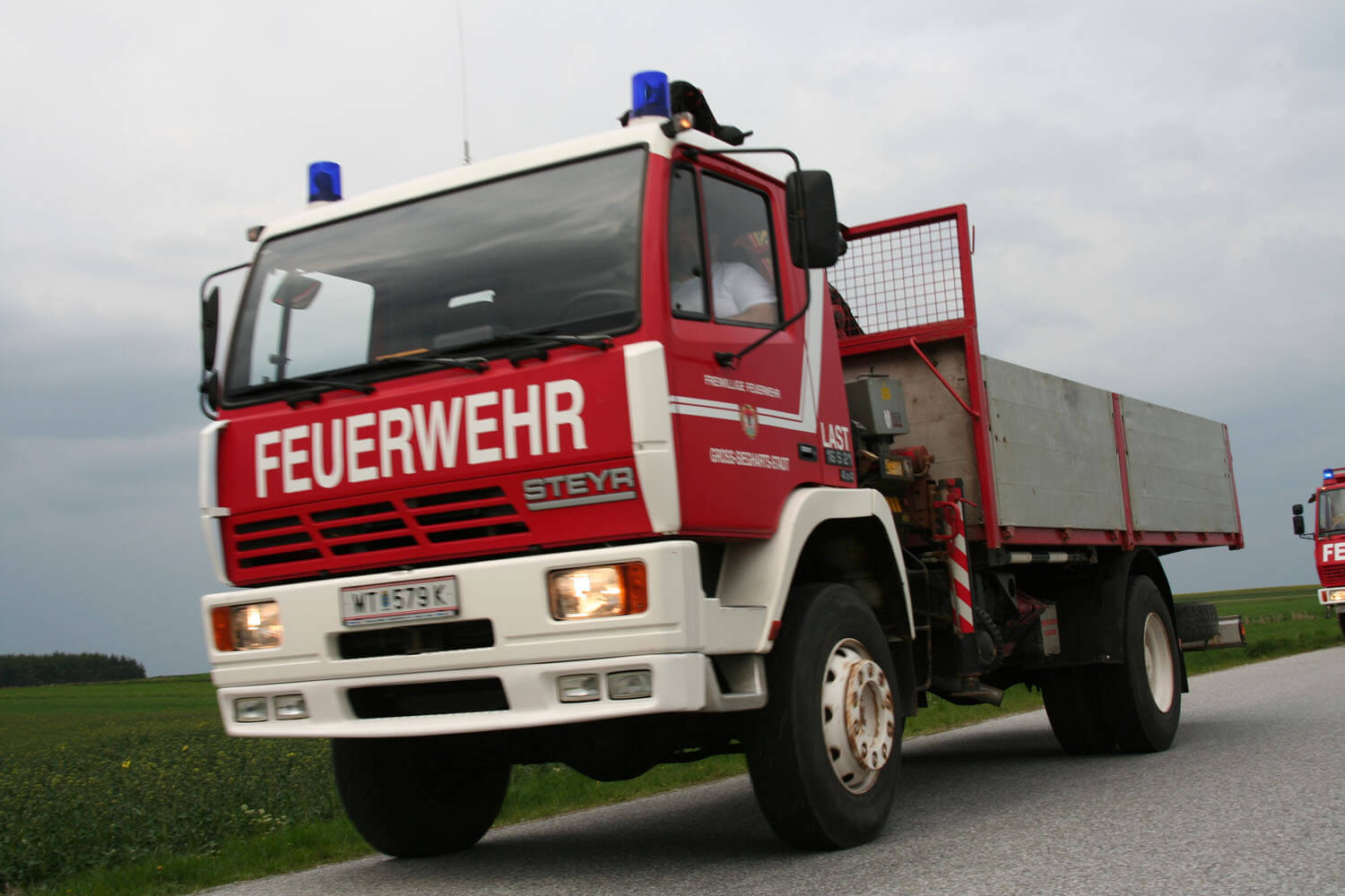 Lastfahrzeug mit Kran