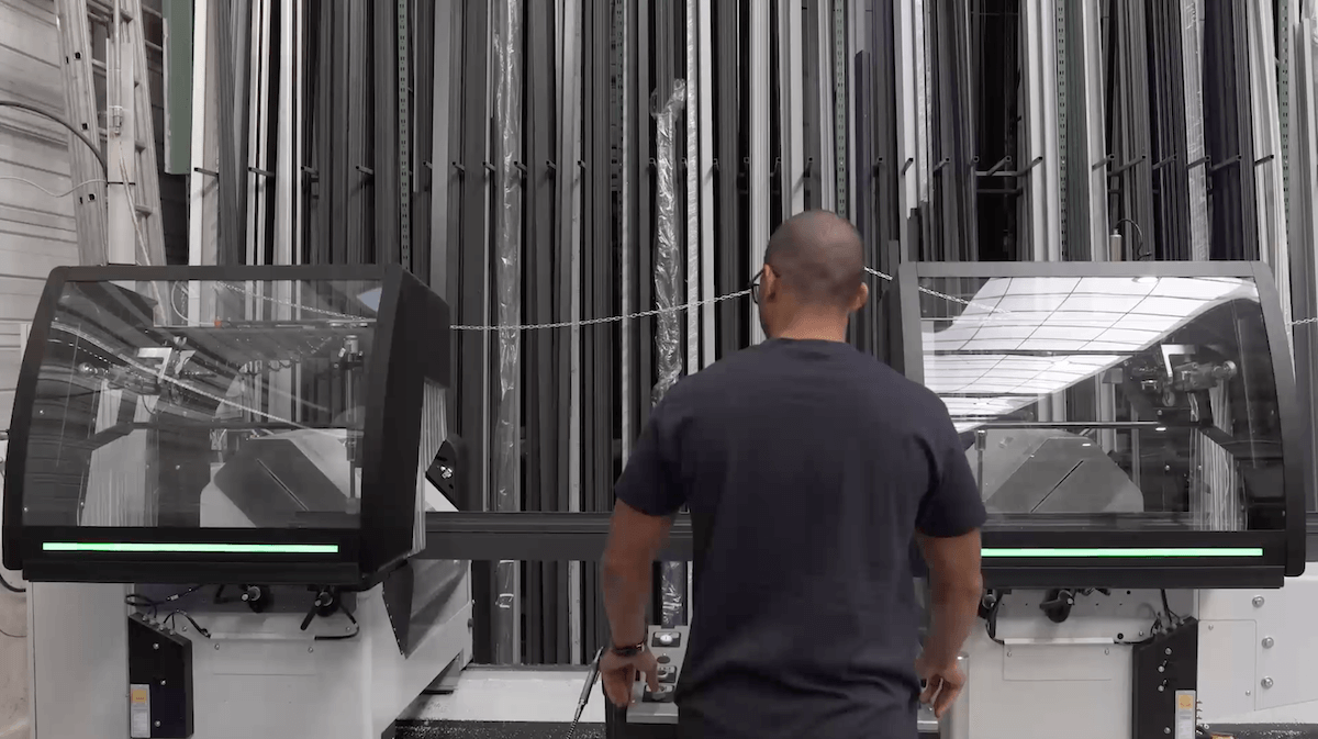 Employé découpant une pièce d'aluminum sur-mesure