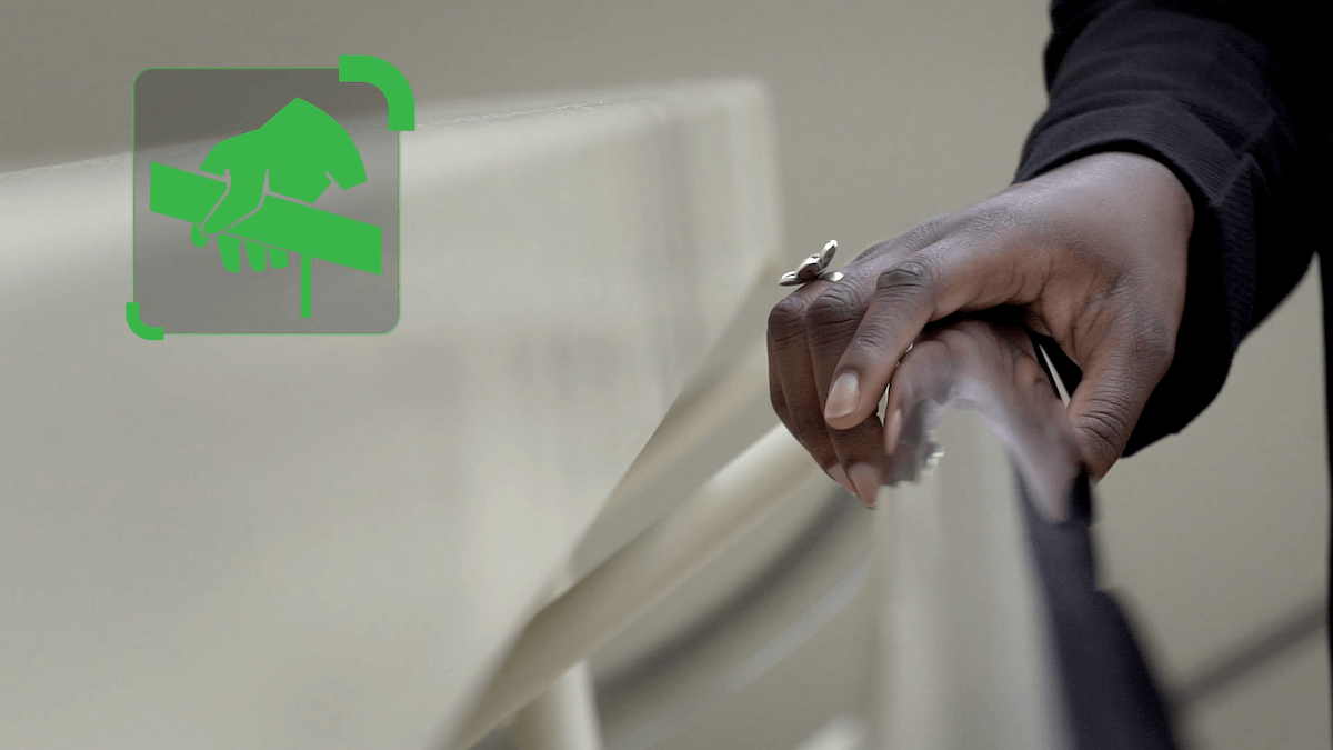 Tenue de la rampe dans les escalier d'un bâtiment de Eiffage Construction