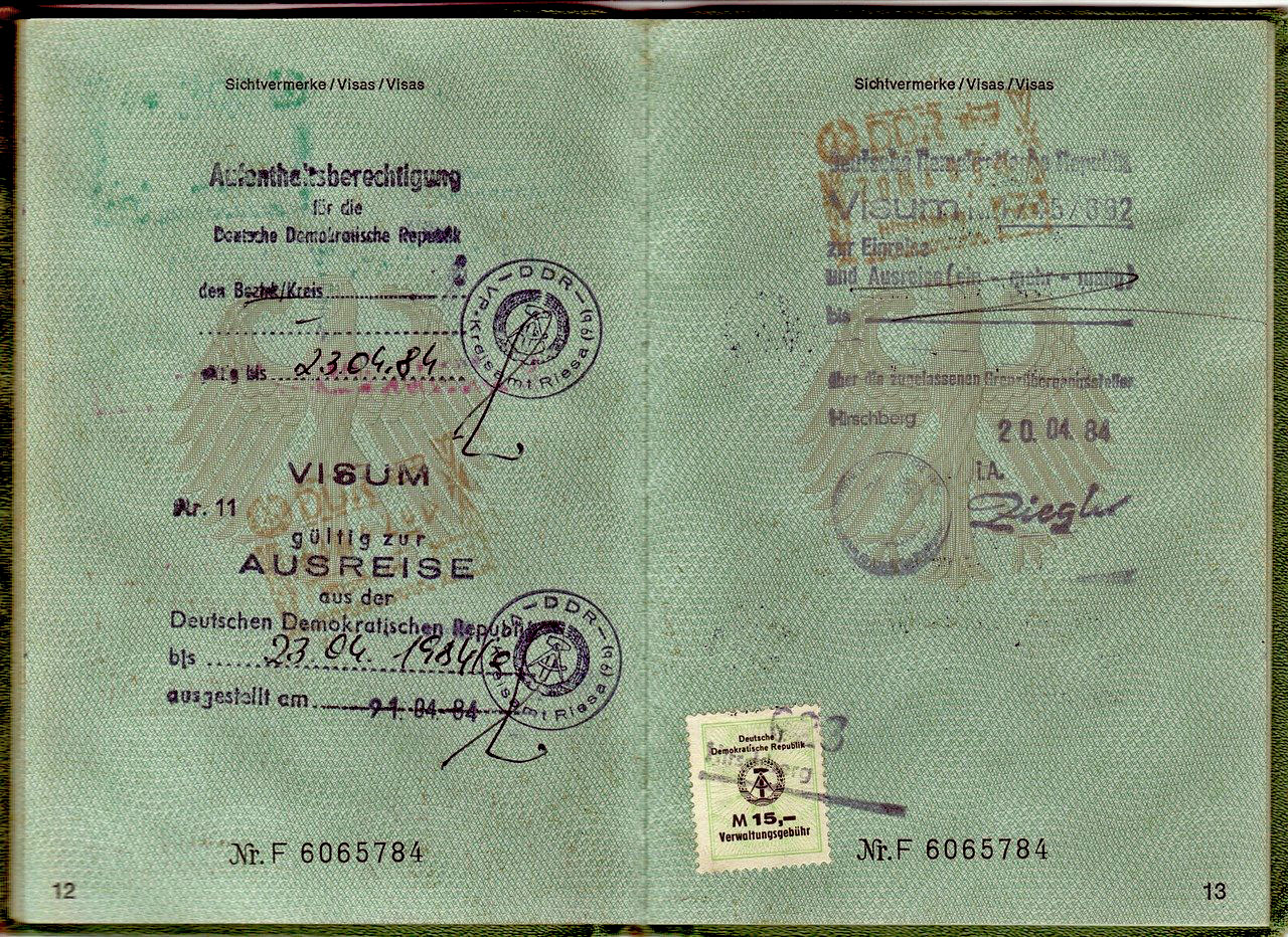 Imagem de um passaporte alemão carimbado