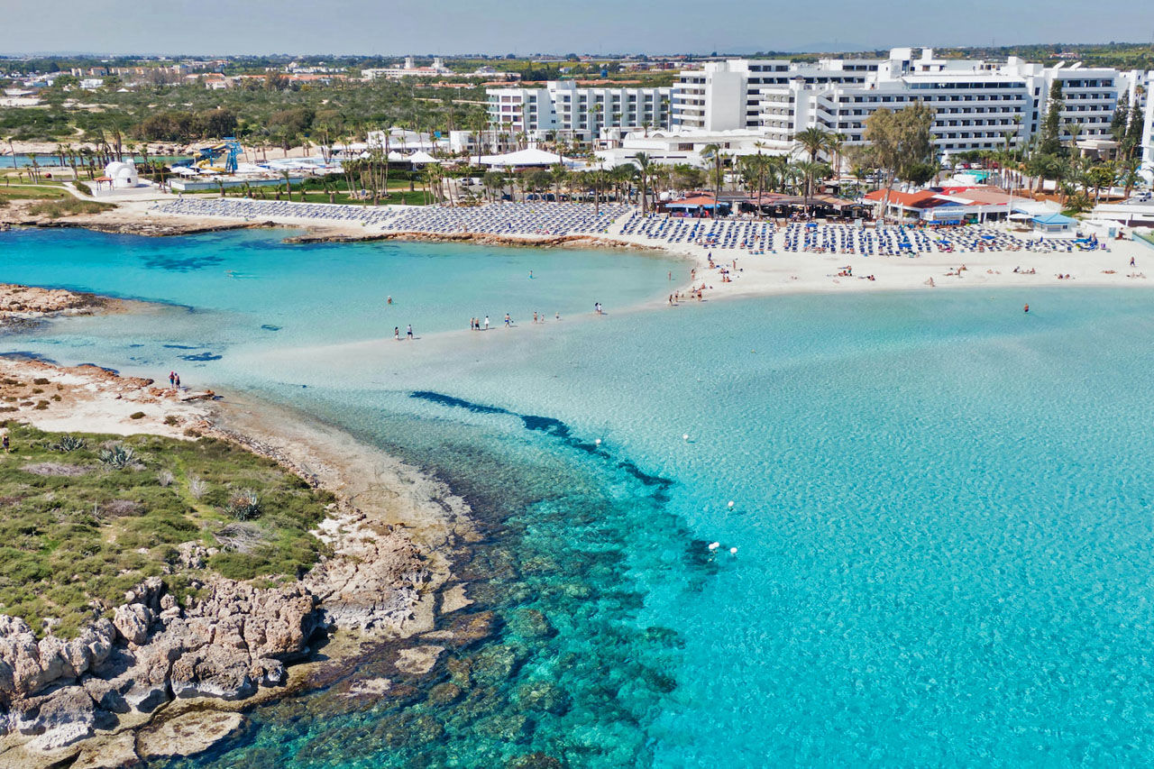 Praias e hotéis na perspectiva aérea da Cidade de Limassol, Chipre
