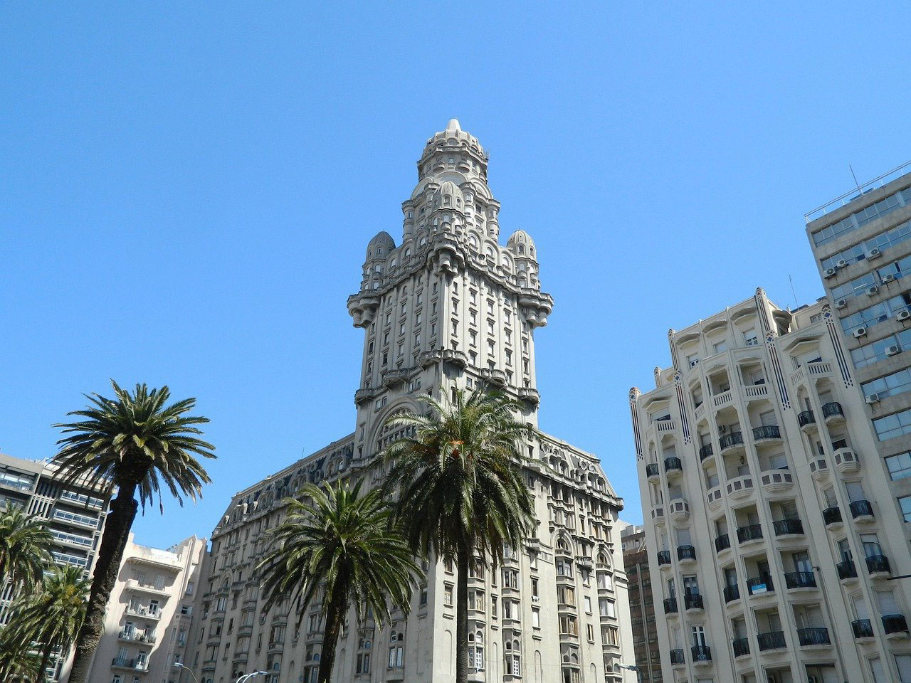 Imagem do Palácio Salvo em Montevidéu, Uruguai