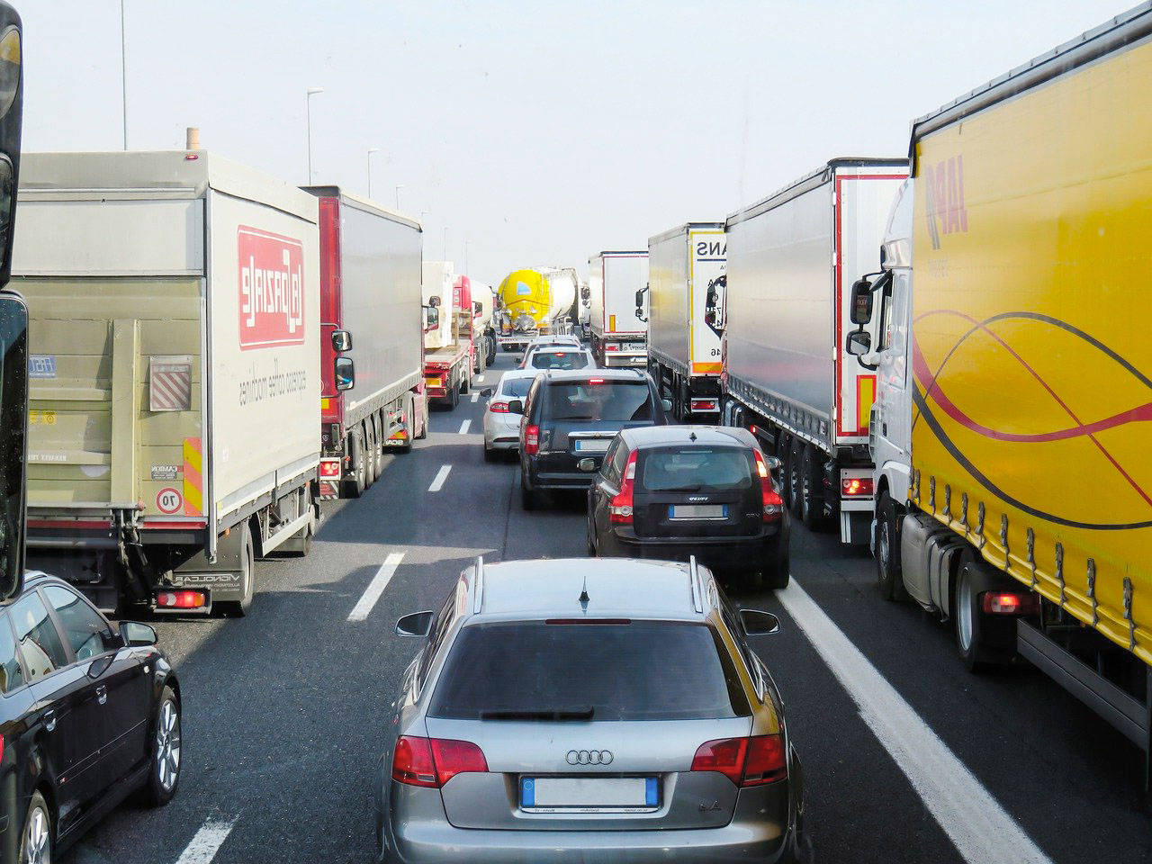 Imagem de um transito de veículos