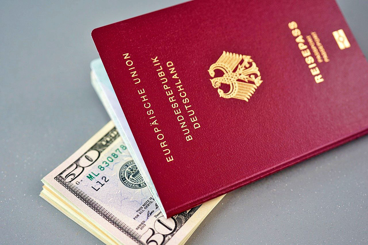 Imagem de um passaporte alemão com dólares