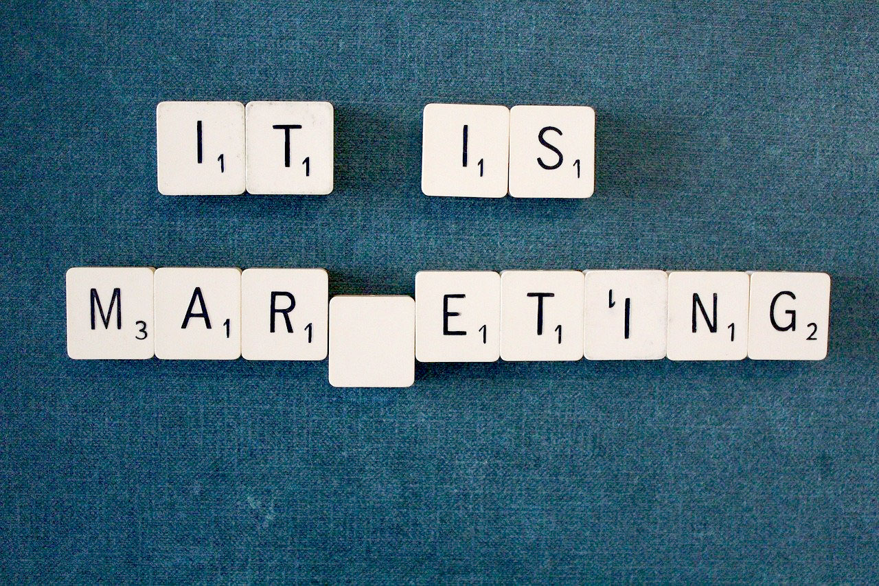 Imagem de peças formando a frase: "It is marketing"