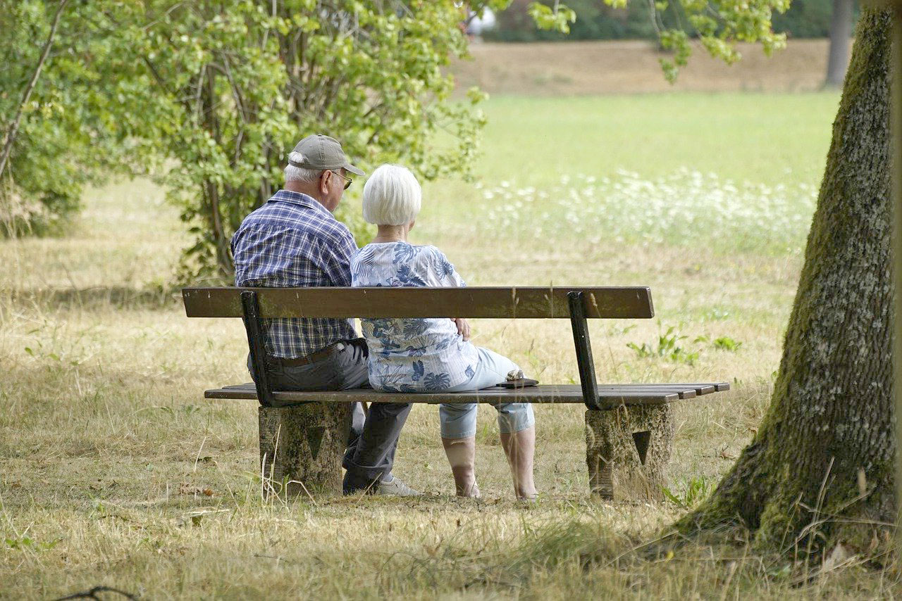 Imagem de idosos sentados em um parque