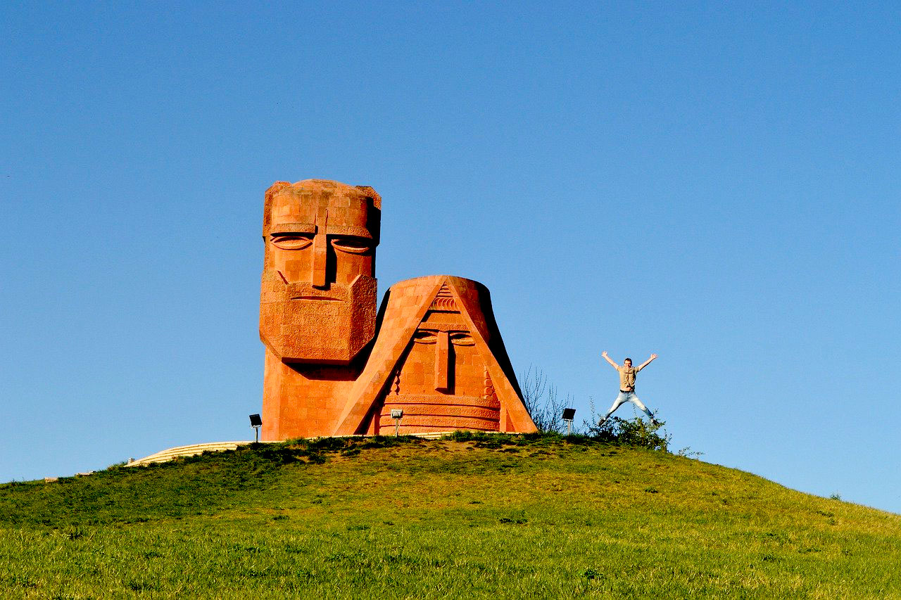 Monumento Tatik Papik, em Stepanakert