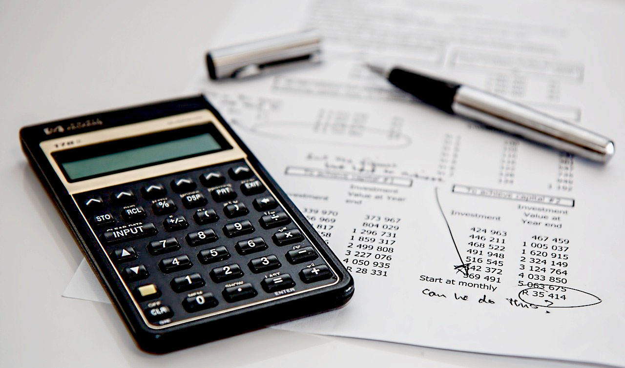 Imagem de um documento fiscal e uma calculadora
