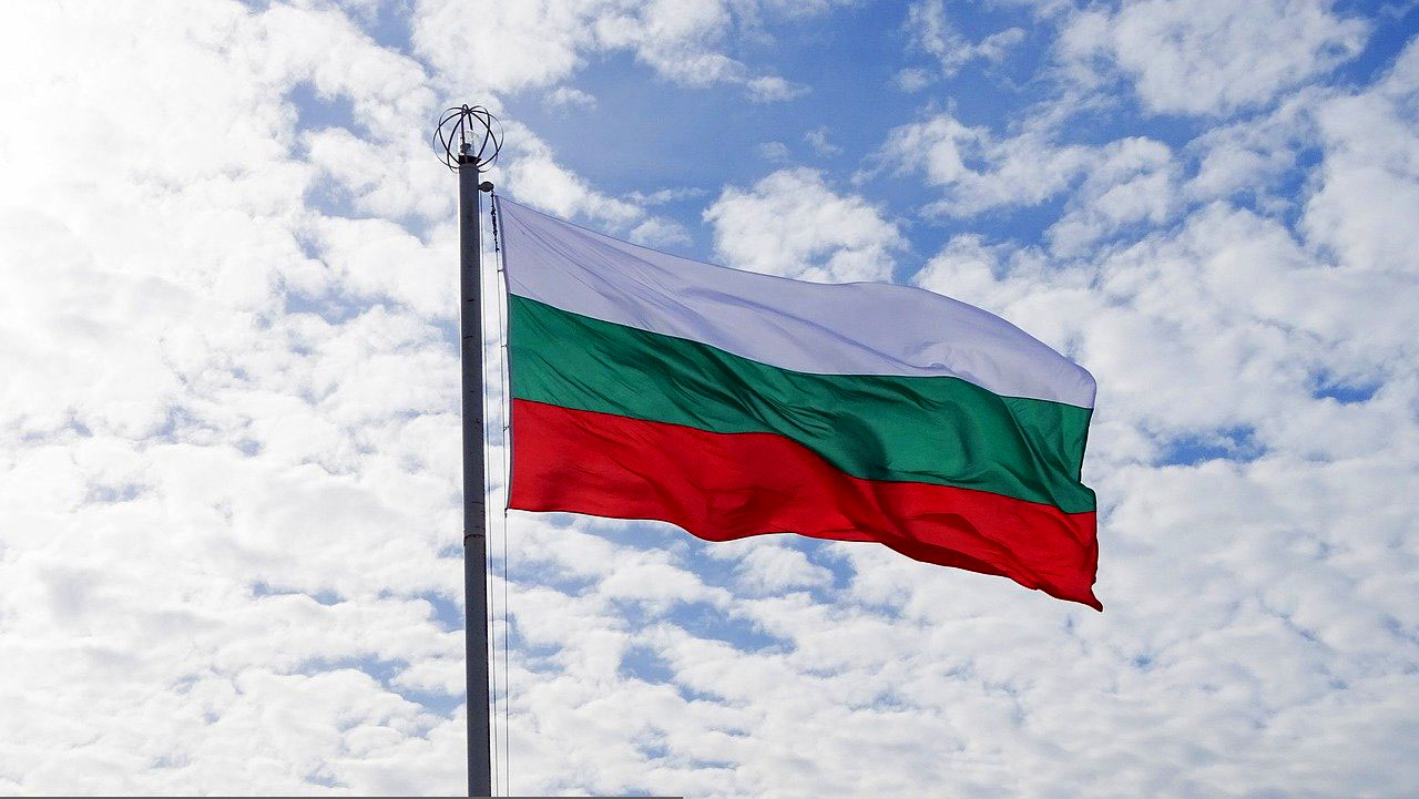 Imagem da bandeira da Bulgária tremulando