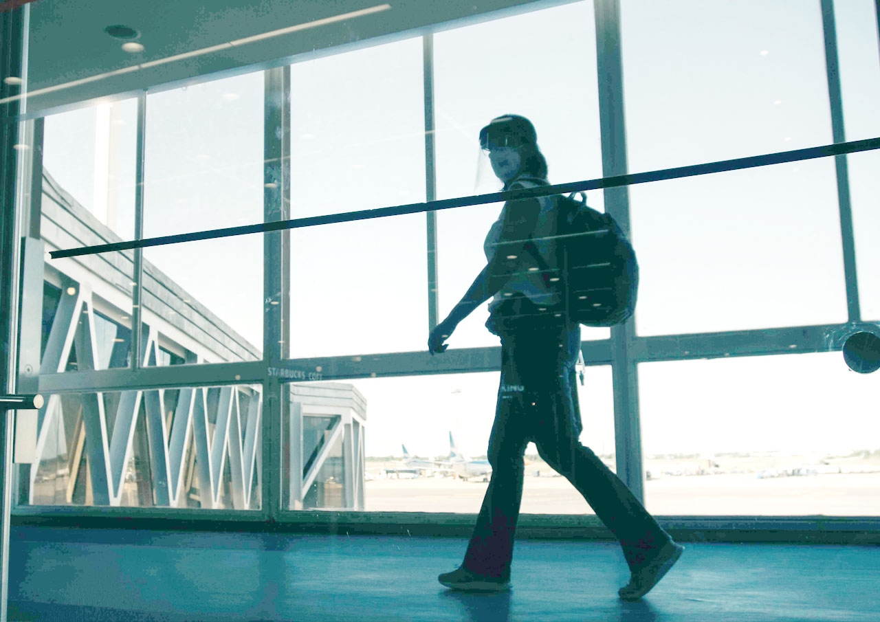 Imagem de uma mulher andando em um aeroporto