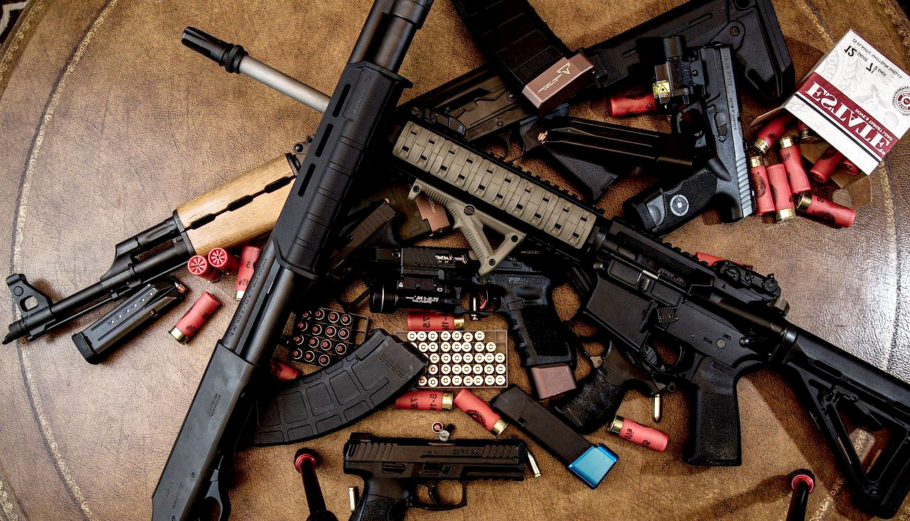 Imagem de armas de fogo espalhadas