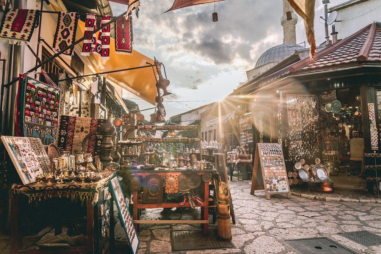 Foto do comercio local em Saravejo, Bósnia