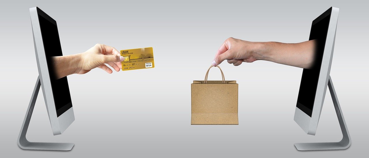 Imagem de pessoas fazendo compras de forma online