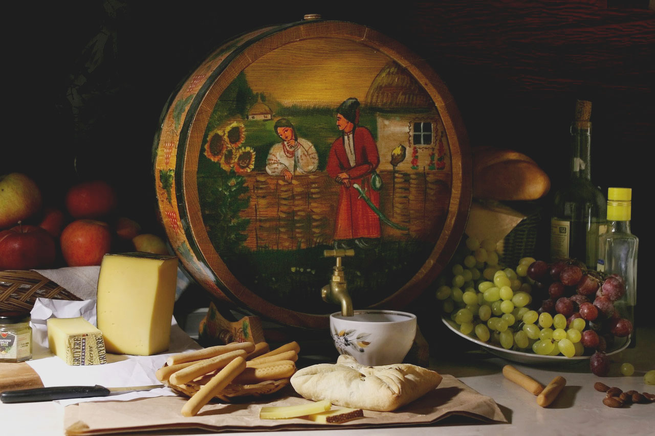 Imagem de uma mesa cheia de alimentos típicos georgianos