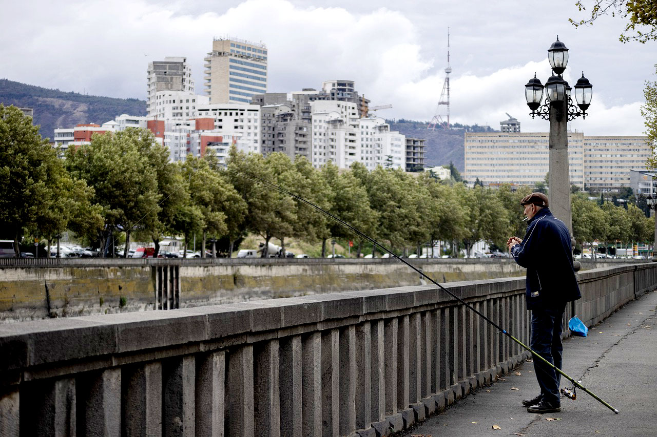 Imagem de um homem pescando em Tbilisi na Georgia