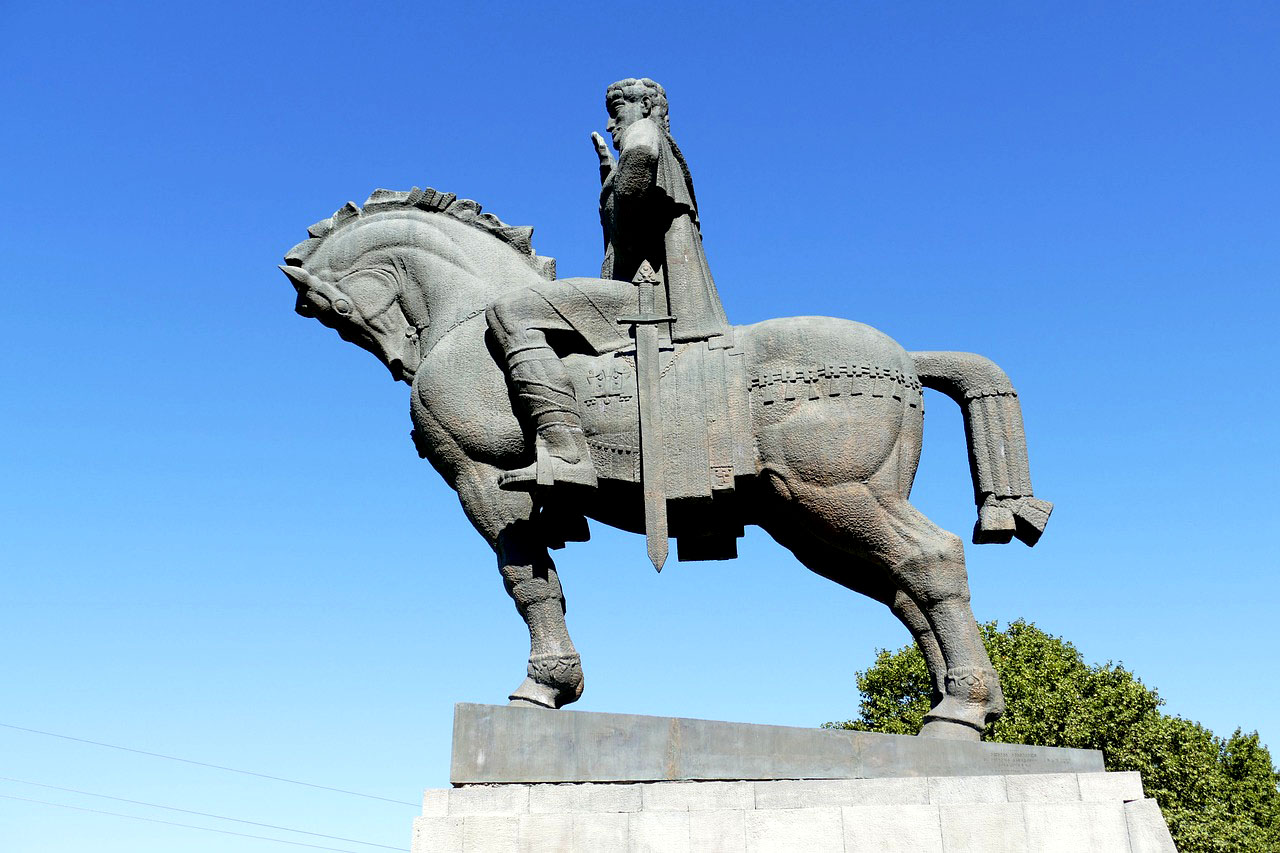 Imagem da estátua de David o construtor na frente da igreja de Mary Metekhi do Virgin em Tbilisi