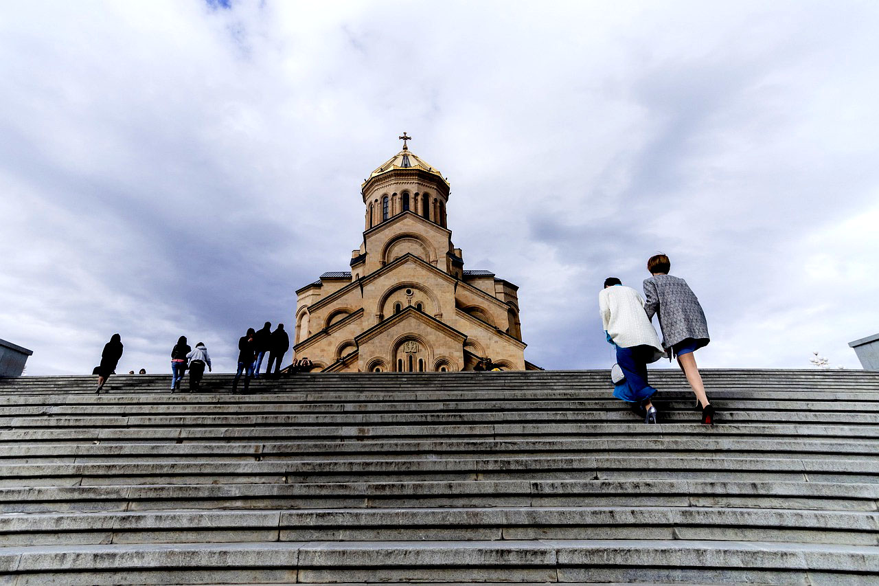 Imagem da escadaria em frente a igreja vintage na cidade de Tbilisi na Geórgia