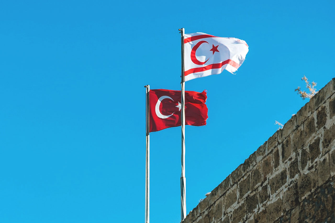 Imagem das Bandeiras da Turquia e da Republica Turca de Chipre do Norte