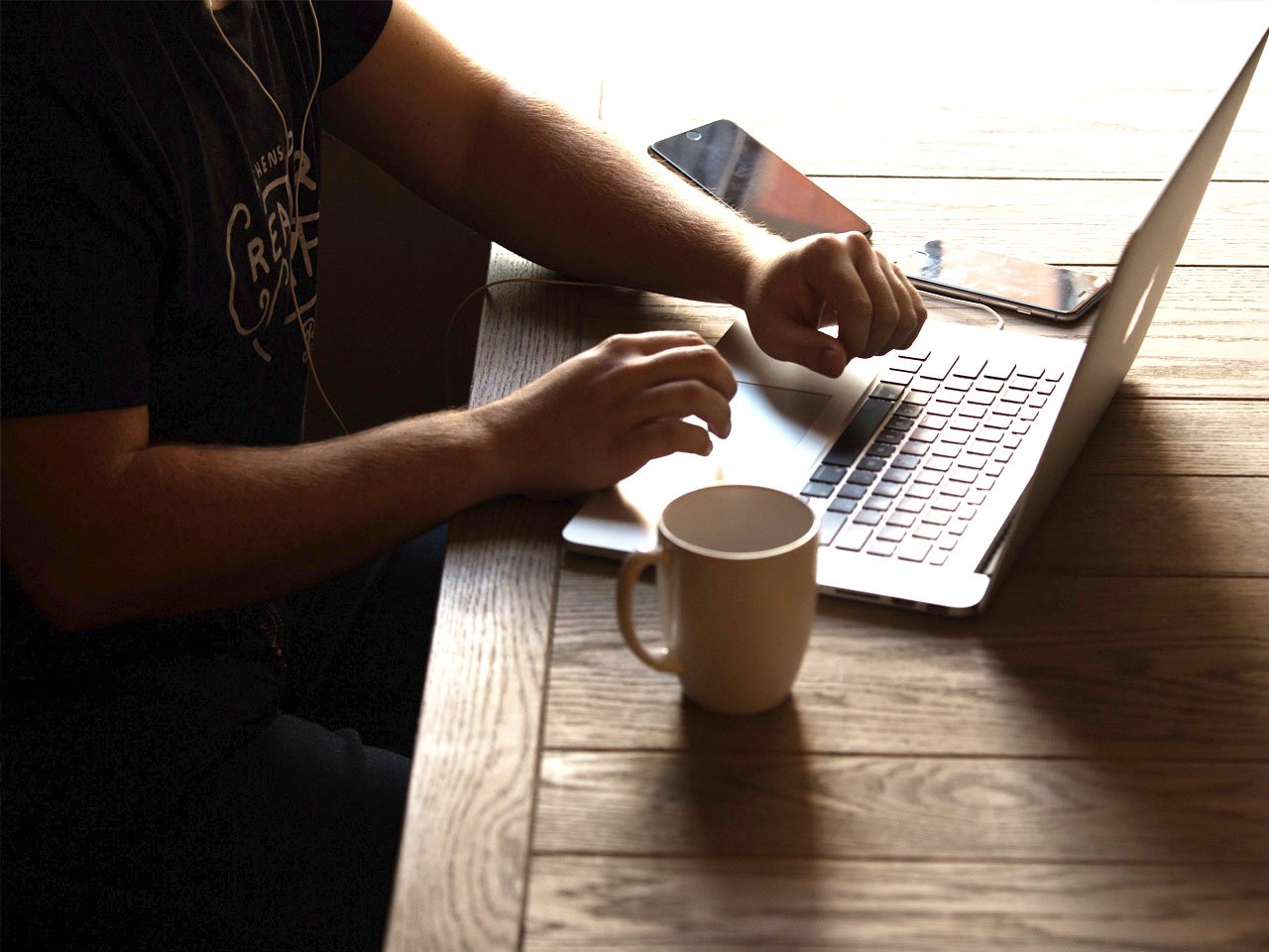 Imagem de um homem trabalhando em seu notebook