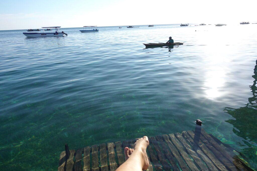 Imagem das águas cristalinas da ilha de Mabul