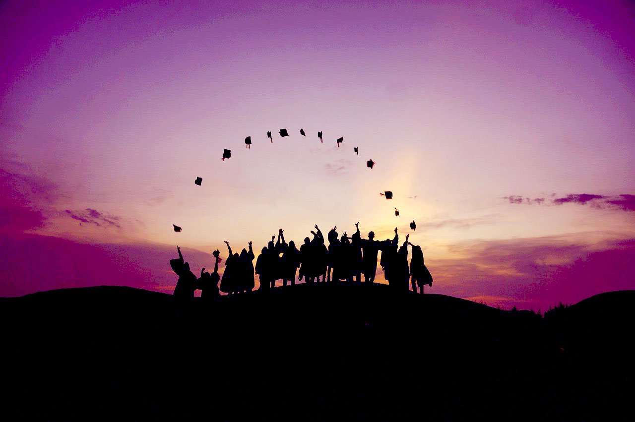 Imagem de estudantes comemorando suas graduações