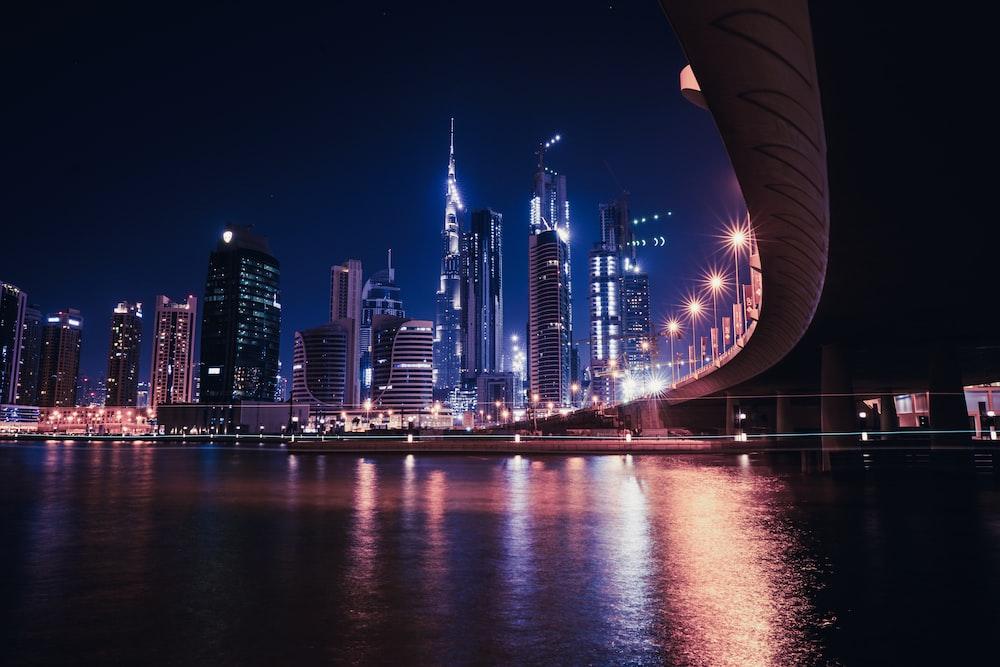 Imagem da cidade de Dubai a noite