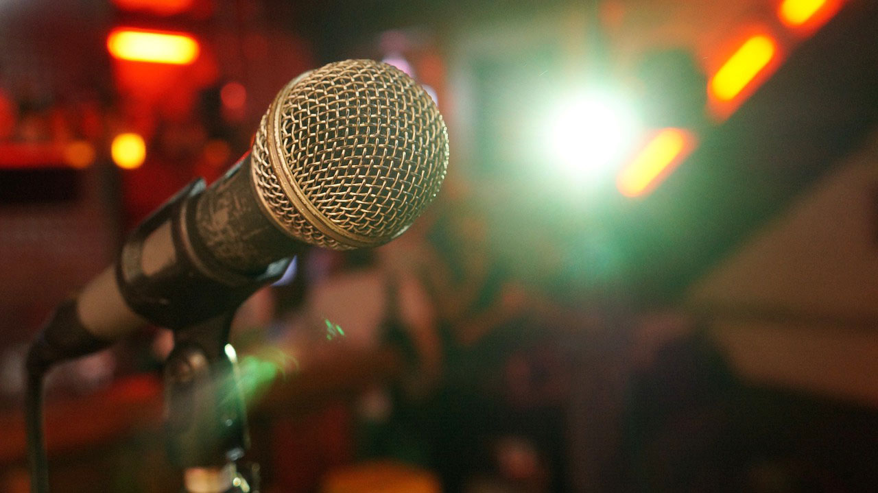 Imagem de um microfone em um evento de stand up para comediantes