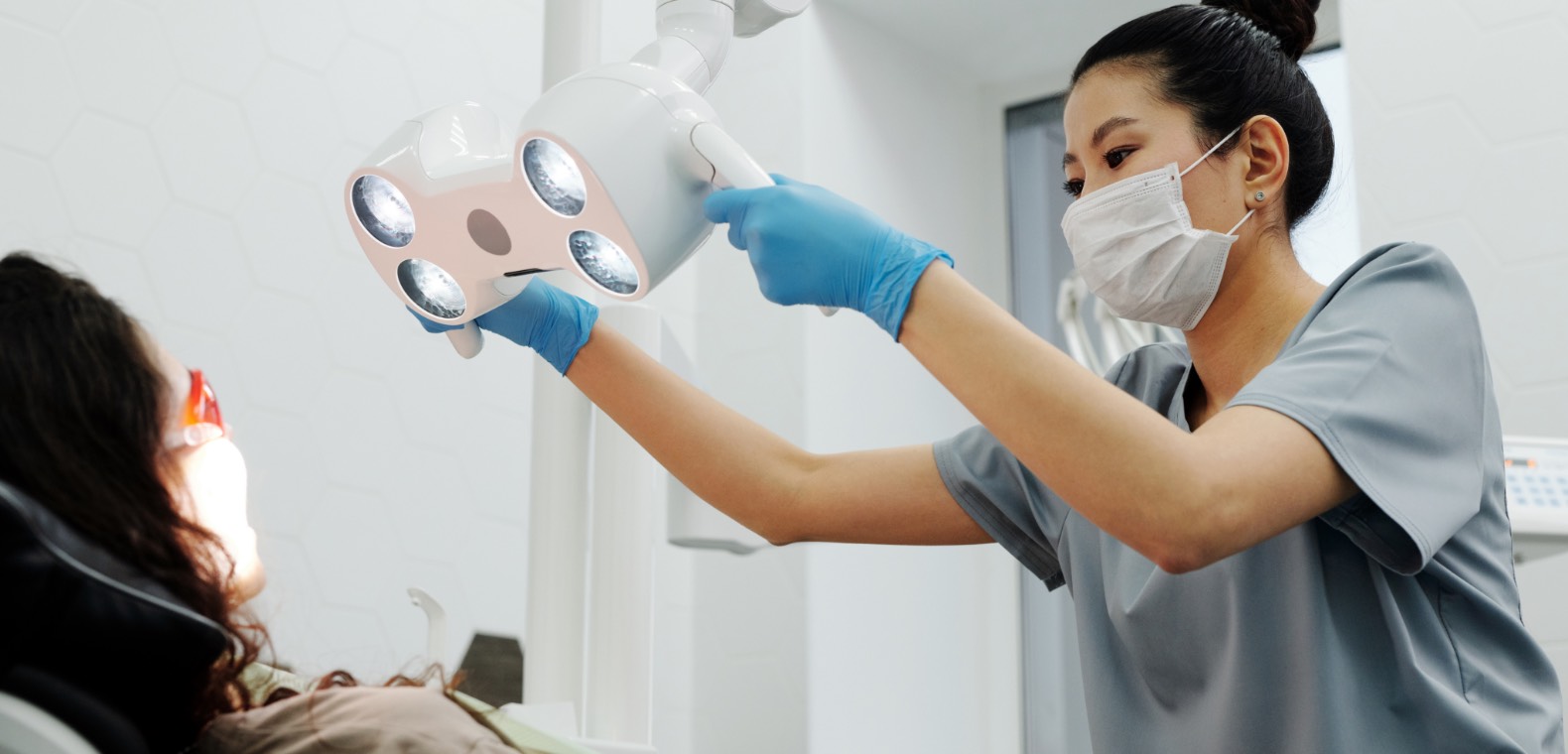 Z-MVZ Dental Suite - Behandlung in einem Behandlungsraum der Zahnarztpraxis