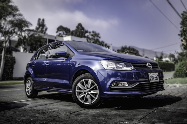 Volkswagen Fox roxo estacionado em rampa de entrada para garagem de casa