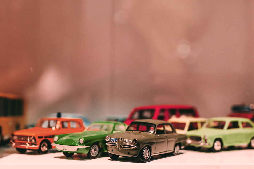 Close em várias miniatura de carros de diversos modelos com fundo desfocado