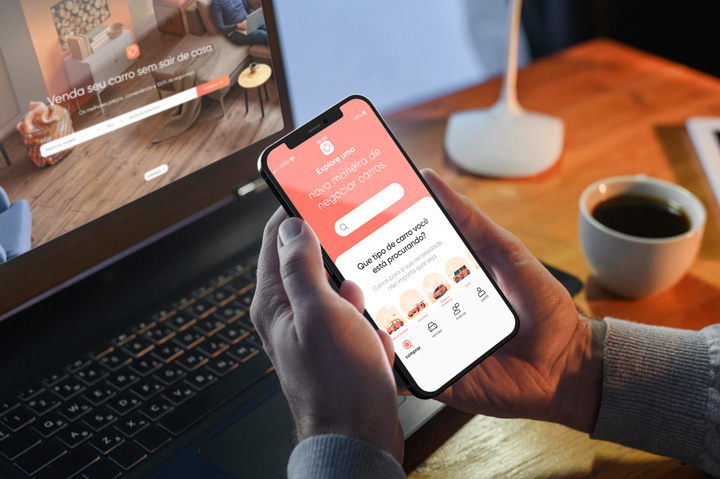 Homem acessando website e aplicativo da Carupi em casa