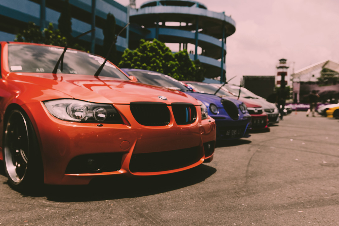 Loja de carros com modelos enfileirados e expostos ao público