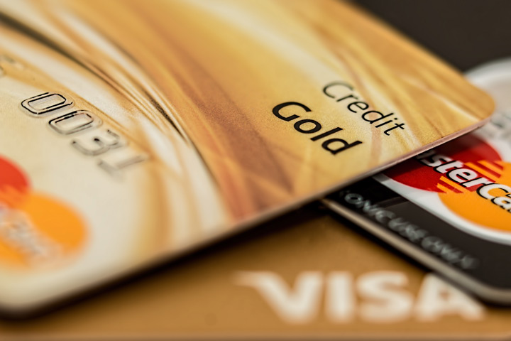 Vários cartões de crédito de bandeiras Mastercard e Visa