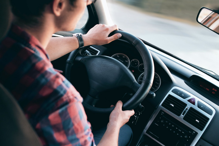 Homem dirigindo carro e fazendo test-drive